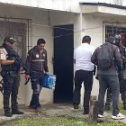 Policías llegaron a la casa de la víctima para tomar procedimiento.
