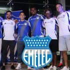 Los jugadores de Emelec lucieron las camisetas titular y alterna.