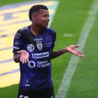 Keny Arroyo destaca como atacante.