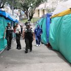 Los policías revisan el lugar en el que ocurrió el crimen de La Patrona para conocer más detalles y levantar más indicios.