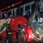 Los socorristas cortaron varias parte del micro para rescatar a los pasajeros.