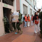 Los militares ingresan con los paquetes electorales a los diferentes recintos.