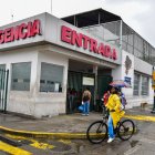 Fuera del hospital Teodoro Maldonado Carbo también hicieron relevos para cuidar a los pacientes.