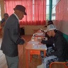 Don Pepito fue a votar vestido de traje, en Ambato.