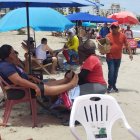 En este domingo de elecciones, los turistas se dieron tiempo para ir a la playa.