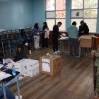 Miembros de Mesa Electoral cuentan los votos de las elecciones de Ecuador 2025.