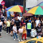 Así fue el movimiento comercial en las afueras de uno de los recintos electorales de Guayaquil.