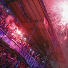 Los aficionados de Emelec compraron bengalas, extintores y globos para la fiesta eléctrica.
