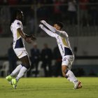 Ricardo Adé (i) y su festejo con Alexander Alvarado tras ganar la Supercopa.