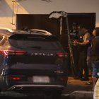 El carro que se impactó contra el domicilio luego fue retirado por una grúa. En el sitio, agentes policiales recabaron más datos del hecho.