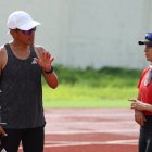 Paula Torres (d) ahora entrena bajo la guía de Andrés Chocho (i).