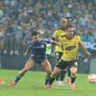 Octavio Rivero (d) puso el único gol para Barcelona en la Explosión Azul.