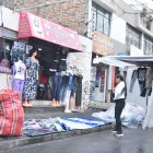 Almacenes improvisados son instalados en la avenida de La Prensa, norte de Quito