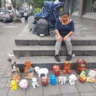 Adriana Minda vende alcancías en la avenida Amazonas, norte de la ciudad.