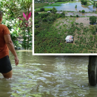 Personas caminan con el agua hasta las rodillas por desbordamiento del río Chilintomo.