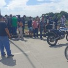 El cuerpo de la víctima quedó en la mitad del puente.