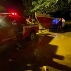 La fuertes lluvias provocaron que un río se desborde.