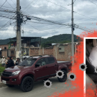 El parabrisas del lado del conductor tenía perforaciones por los proyectiles.