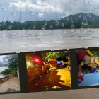 El río subió de caudal, inundando sectores y obligando a unos moradores a dejar sus viviendas.