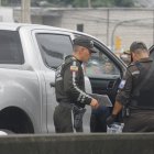 La camioneta en la que iba el uniformado quedó con varios orificios de proyectiles.