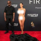 Bianca Censori y Kanye West en la alfombra roja de los Grammy 2024