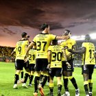 Barcelona SC festeja el gol de Gastón Campi en Manta.