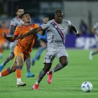 Franklin Carabali (d) de El Nacional en plena disputa del balón con Samuel Garzón de Blooming.