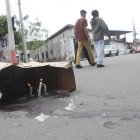 En la ciudadela Maldonado se colocaron velas para rezar por los dos hombres acribillados.