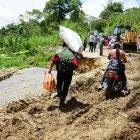 La vía Pactoloma - La Delicia es la más afectada. La mesa del asfalto se cayó.