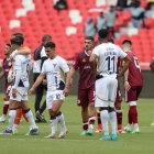 Jugadores de Liga de Quito reaccionan tras empatar 0-0 ante Vinotinto FC, por la fecha 1 de la LigaPro 2025.