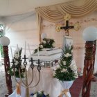 El velorio se realiza en la casa de la familia, en medio del dolor.