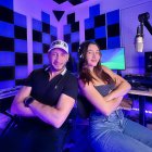 AU-D junto a la joven cantante Alenea, durante la producción de la canción.