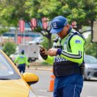 Agente de tránsito realiza un control en Guayaquil.