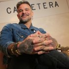 El cantautor puertorriqueño Pedro Capó posa durante una entrevista con EFE este jueves, en las oficinas de Sony Music en San Juan (Puerto Rico).