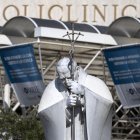 Una vista exterior del Hospital Gemelli, donde el Papa Francisco está hospitalizado para pruebas y tratamiento de bronquitis, en Roma.