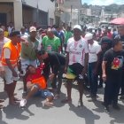 Una de las víctimas en Esmeraldas era asistida por los ciudadanos.