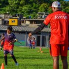 Marlon Ayoví (d), exseleccionado de Ecuador ahora entrena a pequeños jugadores