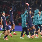 Jugadores de París Sain-Germain festejan con su hinchada luego de la goleada 7-0 a Brest en Champions League