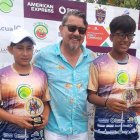 Roberto Erazo (campeón), Jonhny Saldivias (director) y Dylas Assan (vicecampeón) en la premiación de 14 años.