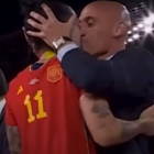 Jenni Hermoso (i) durante el incómodo momento con Luis Rubiales, expresidente de la RFEF.