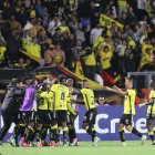 Jugadores de Barcelona SC celebran el único gol en el partido de la segunda ronda de la Copa Libertadores ante El Nacional, en el estadio Olímpico Atahualpa en Quito (Ecuador)