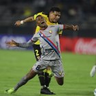 Mario Pineida (atrás), defensa de Barcelona SC, detenido con una dura entrada a Fidel Martínez, delantero de El Nacional, en el duelo por la Copa Libertadores.