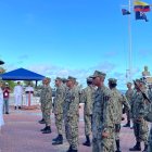 Conscriptos alineados en formación durante el evento de entrega de armas en la Base Naval de San Cristóbal.