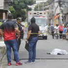 El cuerpo de la víctima quedó tendido en la calzada.
