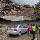 El tránsito se complica en unas vías que conectan Azuay con la Costa, debido a los deslizamientos de tierra.