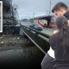 La madre del niño recibió el consuelo de sus familiares al llegar al Laboratorio de Criminalística. Estaba completamente devastada.