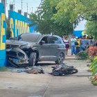 En Santa Elena, una víctima de delincuencia persiguió y embistió a los antisociales.