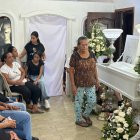 En el velorio del niño que se ahogó estuvieron varios familiares.