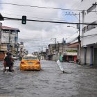 La calle Marcel Laniado, en el centro de Machala, amaneció inundado. El agua llegaba hasta los 40 centímetros.