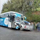La camioneta donde iban los militares quedó completamente destruida.